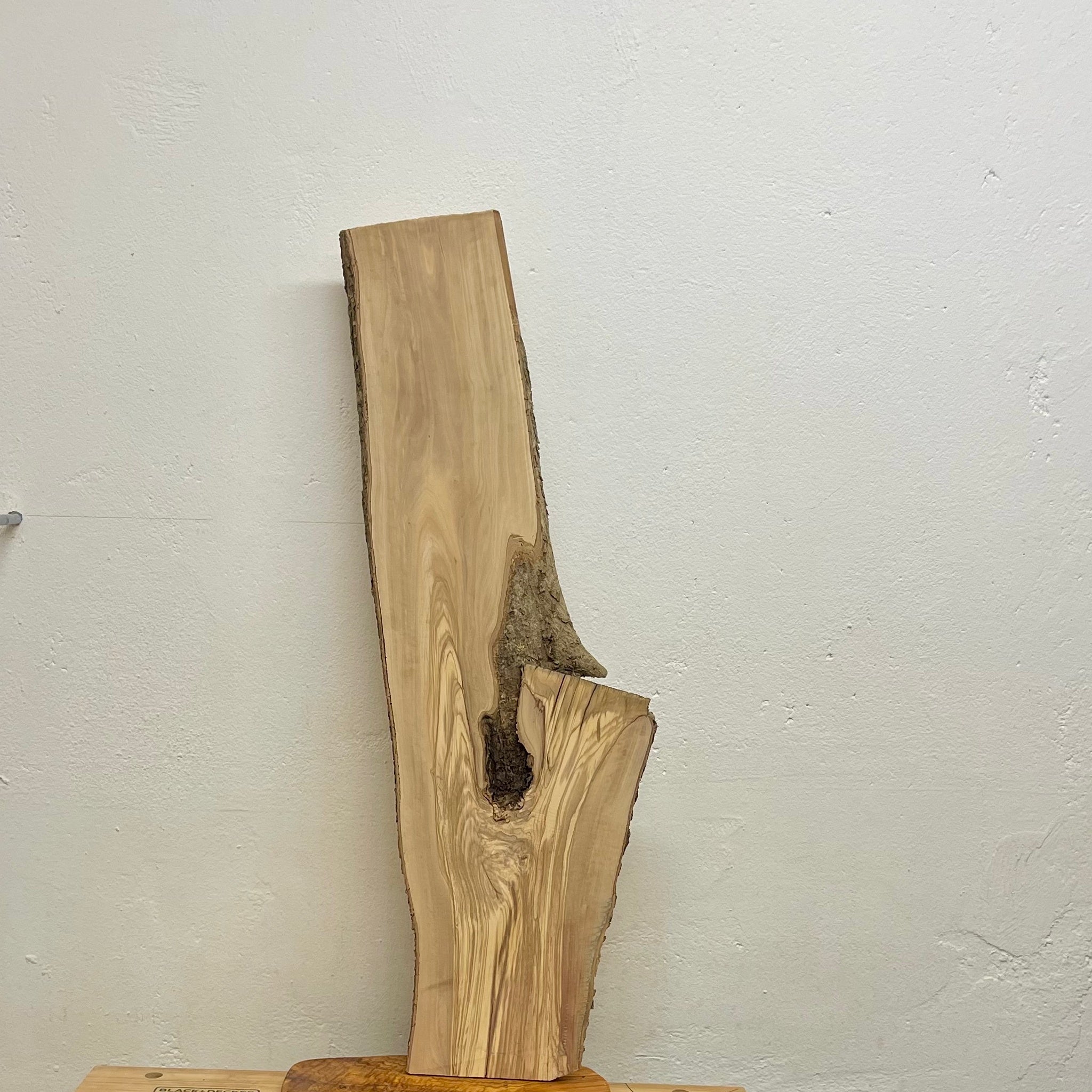 Olivenholz Brett Naturkante 93x28-16x1,8cm W507
